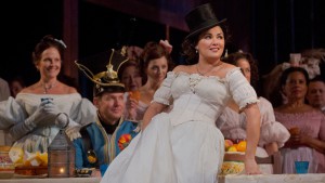 Anna Netrebko interpreta Adina in "L'elisir d'amore" di Donizetti